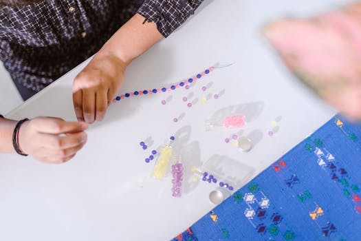Mains d'enfants colorees par la peinture lors d'un atelier creatif